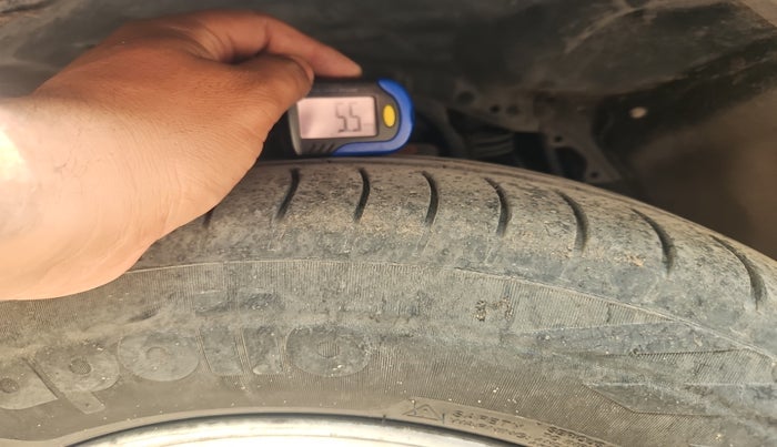 2014 Toyota Innova 2.5 ZX 7 STR, Diesel, Manual, 2,67,468 km, tyre