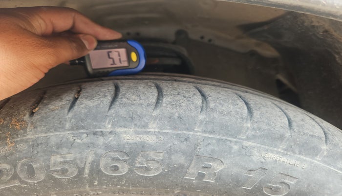 2014 Toyota Innova 2.5 ZX 7 STR, Diesel, Manual, 2,67,468 km, tyre