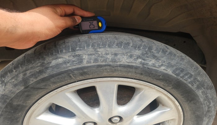 2014 Toyota Innova 2.5 ZX 7 STR, Diesel, Manual, 2,67,468 km, tyre