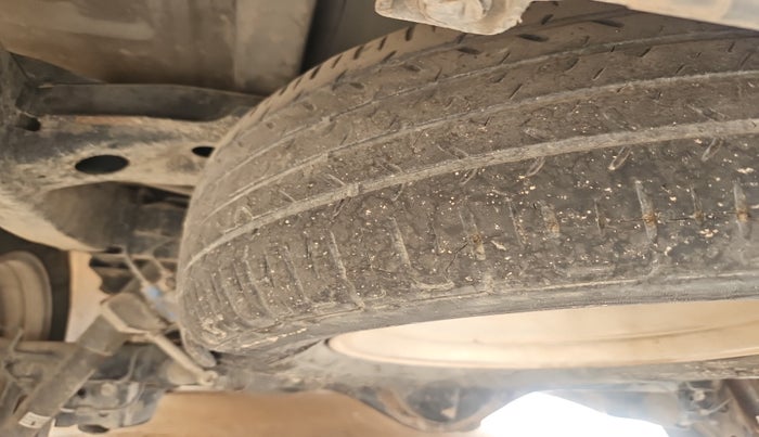 2014 Toyota Innova 2.5 ZX 7 STR, Diesel, Manual, 2,67,468 km, tyre