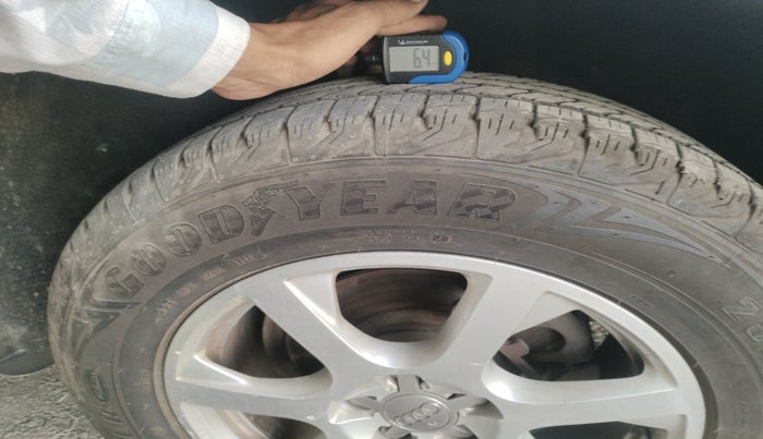 2012 Audi Q5 2.0 TDI QUATTRO, Diesel, Automatic, 1,33,402 km, tyre