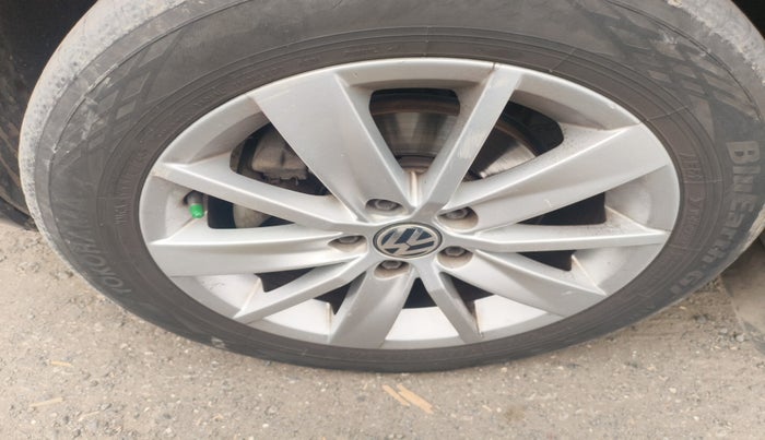 2016 Volkswagen Polo HIGHLINE1.2L, Petrol, Manual, 1,39,500 km, tyre