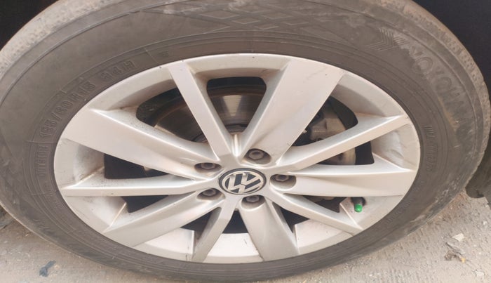 2016 Volkswagen Polo HIGHLINE1.2L, Petrol, Manual, 1,39,500 km, tyre