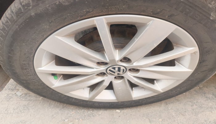 2016 Volkswagen Polo HIGHLINE1.2L, Petrol, Manual, 1,39,500 km, tyre