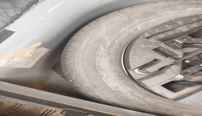 2016 Volkswagen Polo HIGHLINE1.2L, Petrol, Manual, 1,39,500 km, tyre