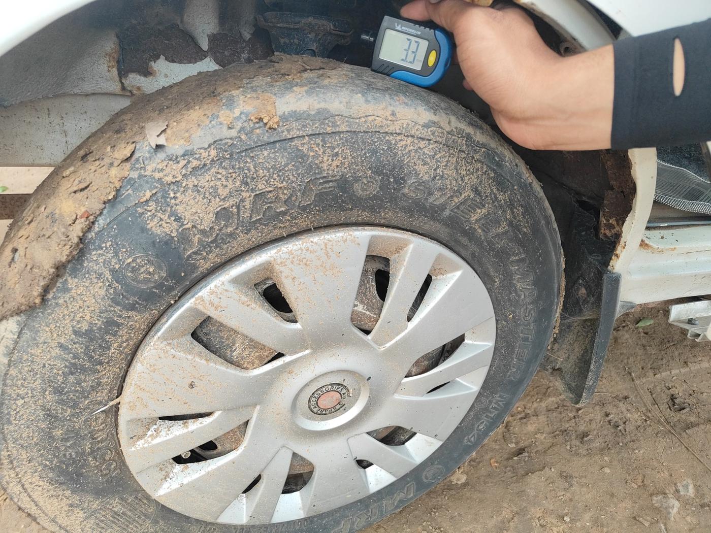 2014 Maruti Eeco 5 STR, Petrol, Manual, 1,55,603 km, tyre