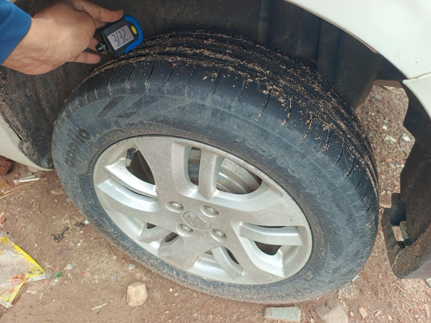 2012 Maruti Swift Dzire ZXI, Petrol, Manual, 92,897 km, tyre