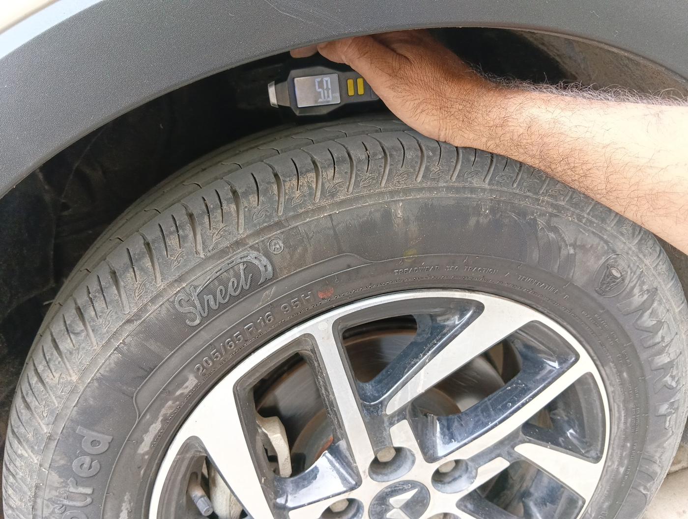 2022 Mahindra XUV300 W8 (O) 1.2 PETROL, Petrol, Manual, 26,105 km, tyre