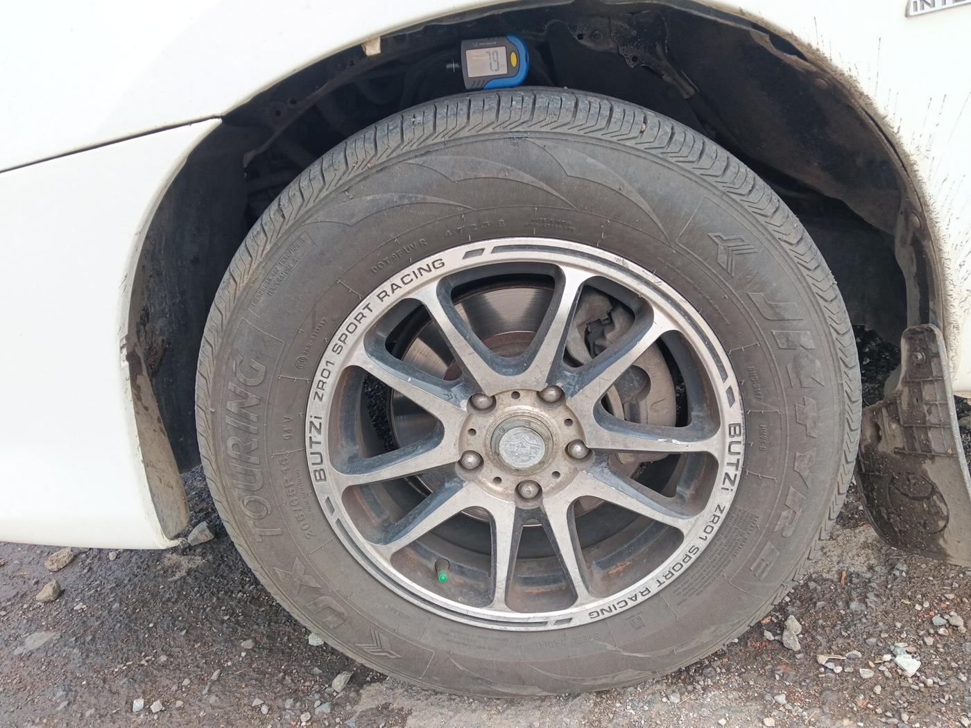 2010 Toyota Innova 2.5 G4 7 STR, Diesel, Manual, 1,69,076 km, tyre