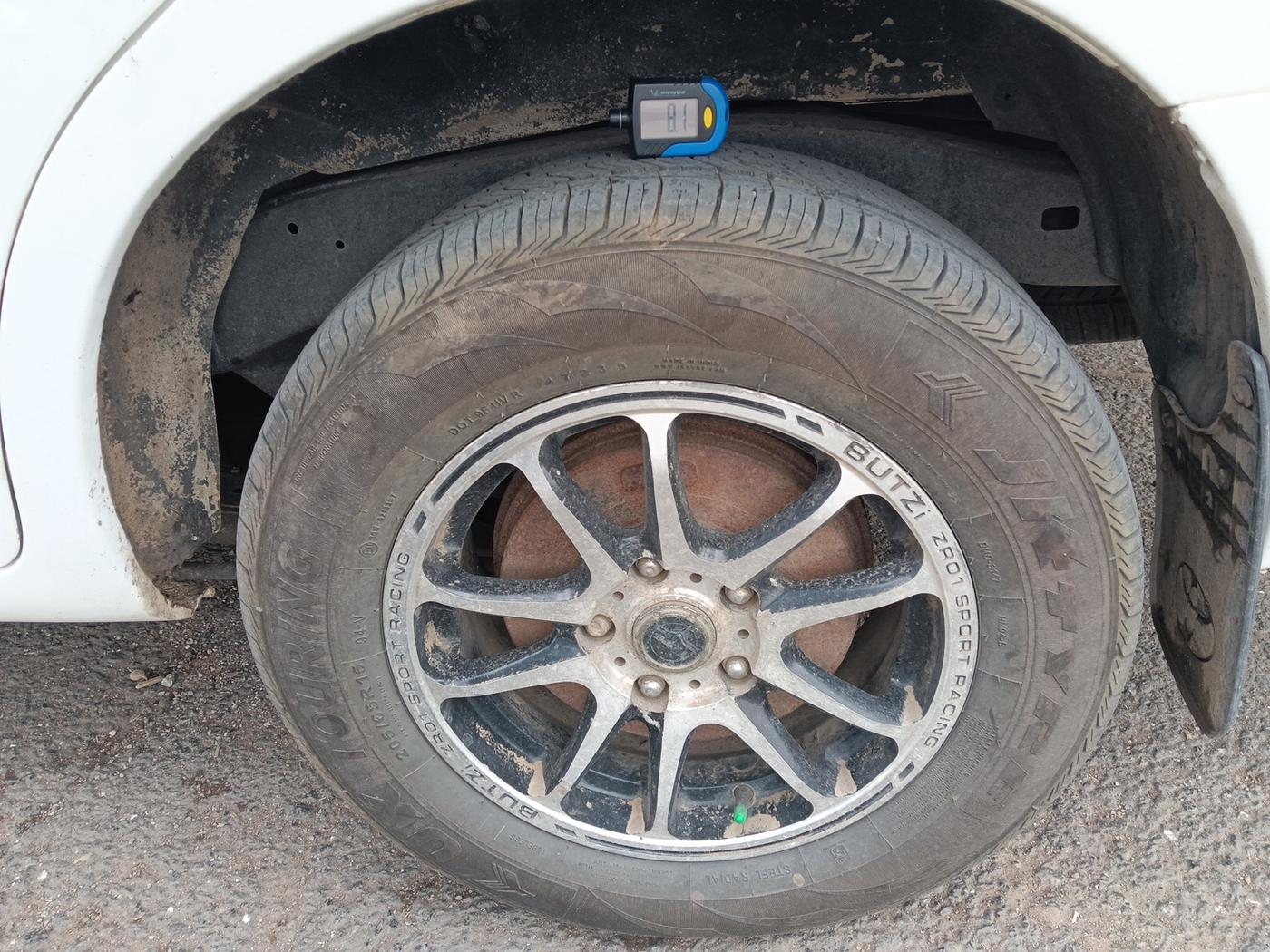 2010 Toyota Innova 2.5 G4 7 STR, Diesel, Manual, 1,69,076 km, tyre