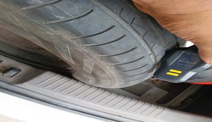 2012 Hyundai i10 ERA 1.1, Petrol, Manual, 1,44,645 km, tyre