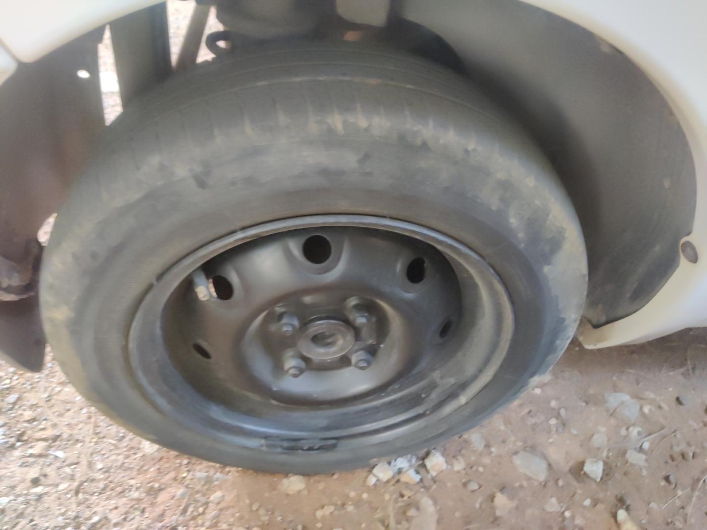 2015 Mahindra E2O T2, Electric, Automatic, 91,000 km, tyre