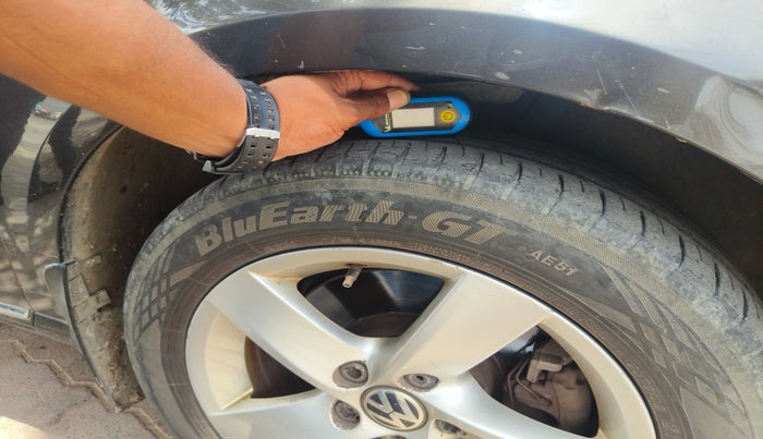 2012 Volkswagen Passat HIGHLINE DSG, Diesel, Automatic, 1,64,447 km, tyre