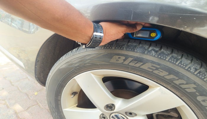 2012 Volkswagen Passat HIGHLINE DSG, Diesel, Automatic, 1,64,447 km, tyre