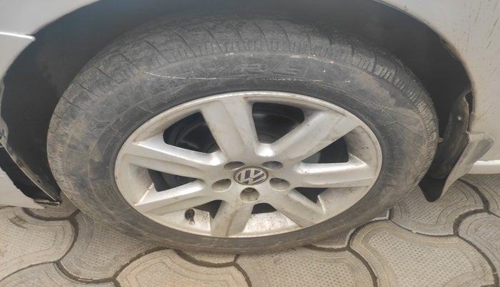 2011 Volkswagen Vento HIGHLINE 1.6 MPI, Petrol, Manual, 1,70,536 km, tyre