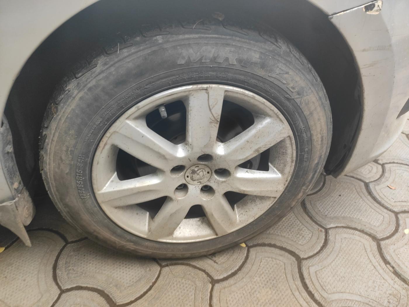 2011 Volkswagen Vento HIGHLINE 1.6 MPI, Petrol, Manual, 1,70,536 km, tyre