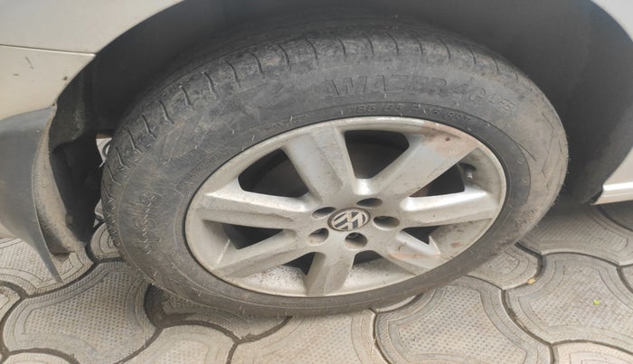 2011 Volkswagen Vento HIGHLINE 1.6 MPI, Petrol, Manual, 1,70,536 km, tyre