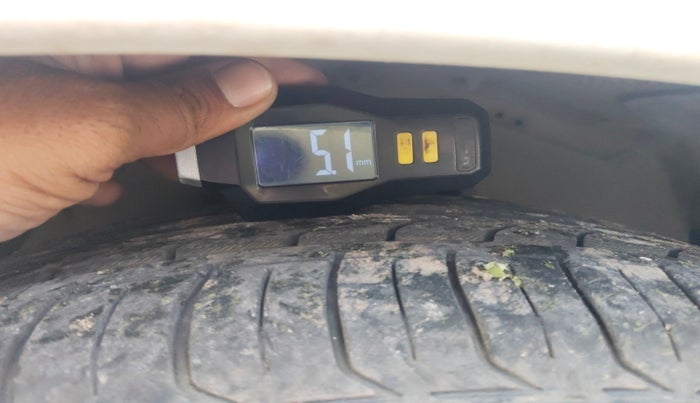 2014 Toyota Innova 2.5 VX 7 STR, Diesel, Manual, 94,550 km, tyre