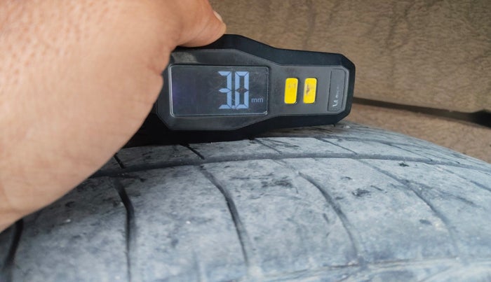 2014 Toyota Innova 2.5 VX 7 STR, Diesel, Manual, 94,550 km, tyre