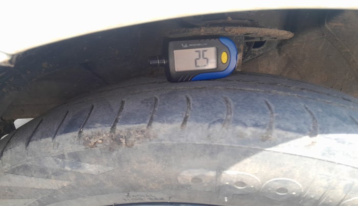 2020 Maruti Swift ZXI, Petrol, Manual, 1,65,611 km, tyre