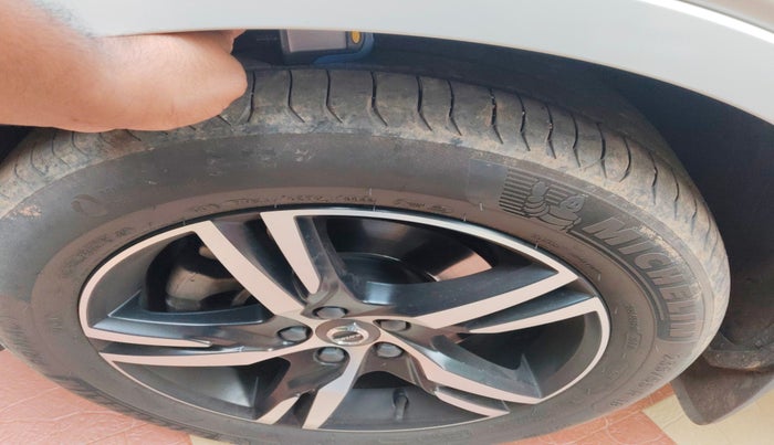 2022 Volvo XC 40 T4 R Design, Petrol, Automatic, 43,942 km, tyre