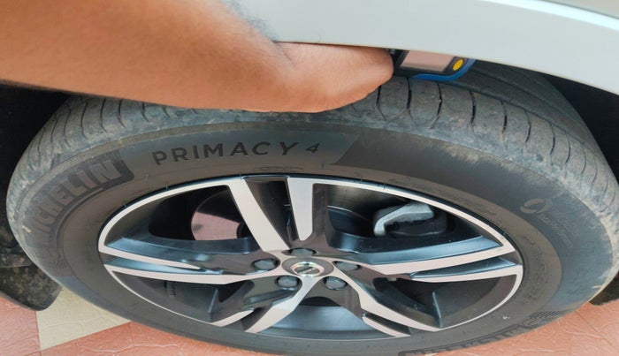 2022 Volvo XC 40 T4 R Design, Petrol, Automatic, 43,942 km, tyre