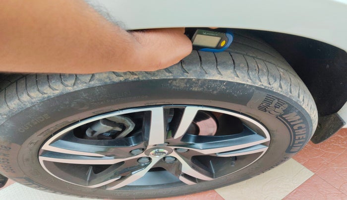 2022 Volvo XC 40 T4 R Design, Petrol, Automatic, 43,942 km, tyre