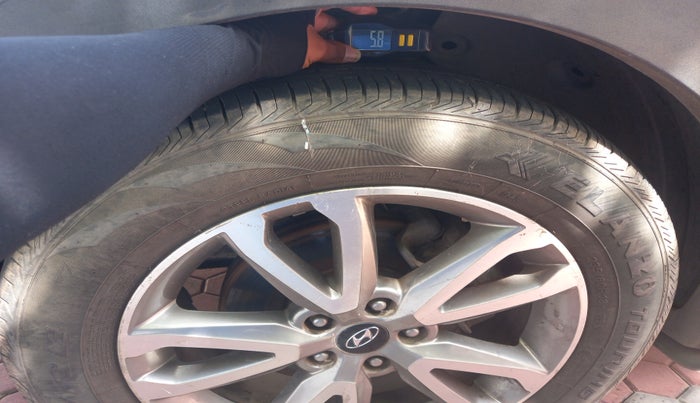 2014 Hyundai Santa Fe 4 WD AT, Diesel, Automatic, 1,37,294 km, tyre