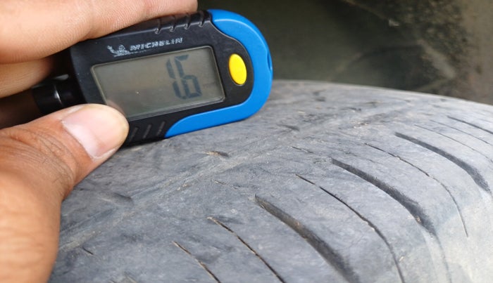 2013 Mahindra XUV500 W8, Diesel, Manual, 1,32,796 km, tyre