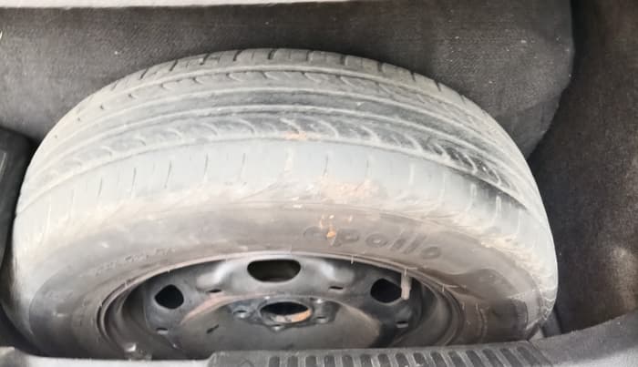 2011 Volkswagen Polo HIGHLINE 1.6L, Petrol, Manual, 1,00,535 km, tyre