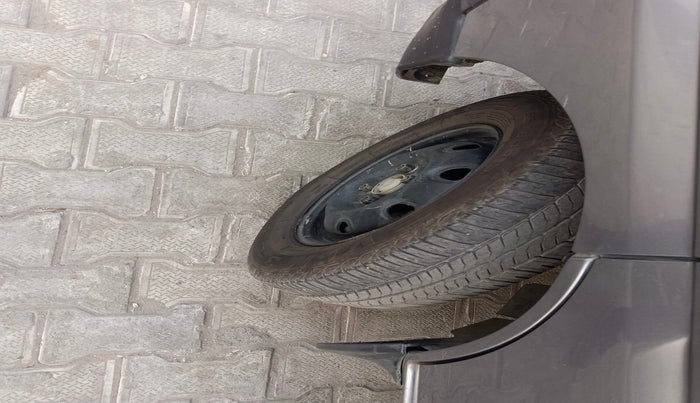 2019 Maruti Eeco 5 STR CNG WITH HTR, Petrol, Manual, 66,501 km, tyre