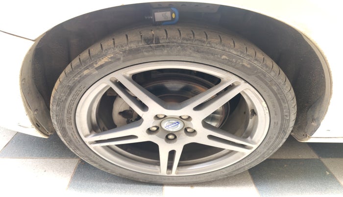 2015 Volvo S60 Momentum D4, Diesel, Automatic, 1,07,551 km, tyre