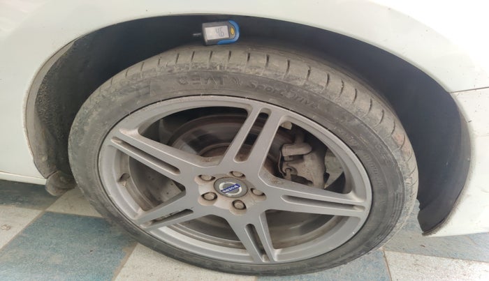 2015 Volvo S60 Momentum D4, Diesel, Automatic, 1,07,551 km, tyre