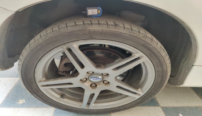 2015 Volvo S60 Momentum D4, Diesel, Automatic, 1,07,551 km, tyre