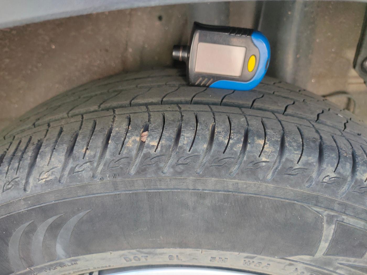 2021 KIA SONET HTK 1.2, Petrol, Manual, 23,702 km, tyre