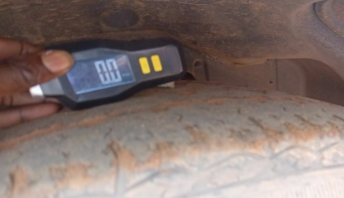 2013 Ssangyong Rexton RX7, Diesel, Automatic, 1,20,296 km, tyre