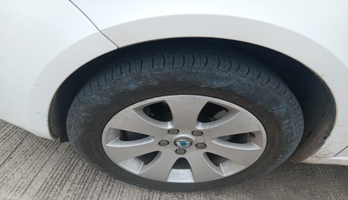 2011 Skoda Superb ELEGANCE 2.0 TDI CR AT, Diesel, Automatic, 2,15,198 km, tyre