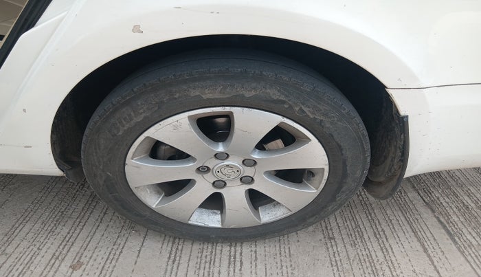 2011 Skoda Superb ELEGANCE 2.0 TDI CR AT, Diesel, Automatic, 2,15,198 km, tyre
