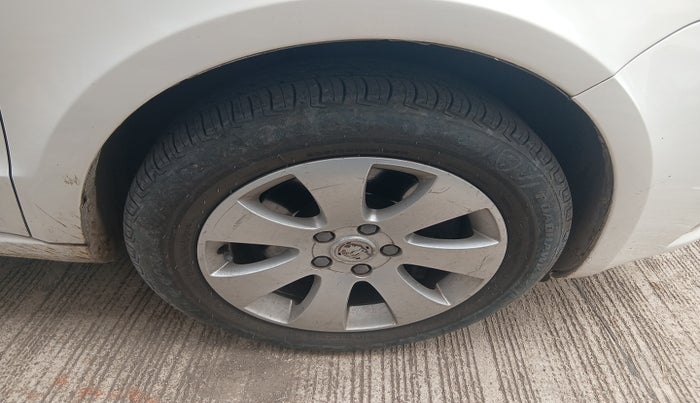 2011 Skoda Superb ELEGANCE 2.0 TDI CR AT, Diesel, Automatic, 2,15,198 km, tyre
