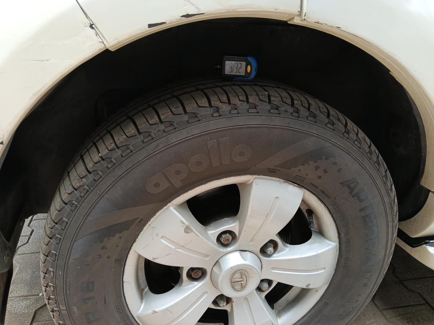 2013 Tata Safari Storme 2.2 VX 4X2, Diesel, Manual, 95,932 km, tyre