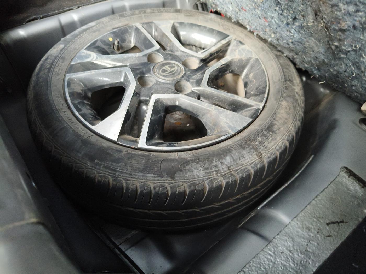 2019 Tata Tiago XZA PLUS PETROL, Petrol, Automatic, 64,369 km, tyre