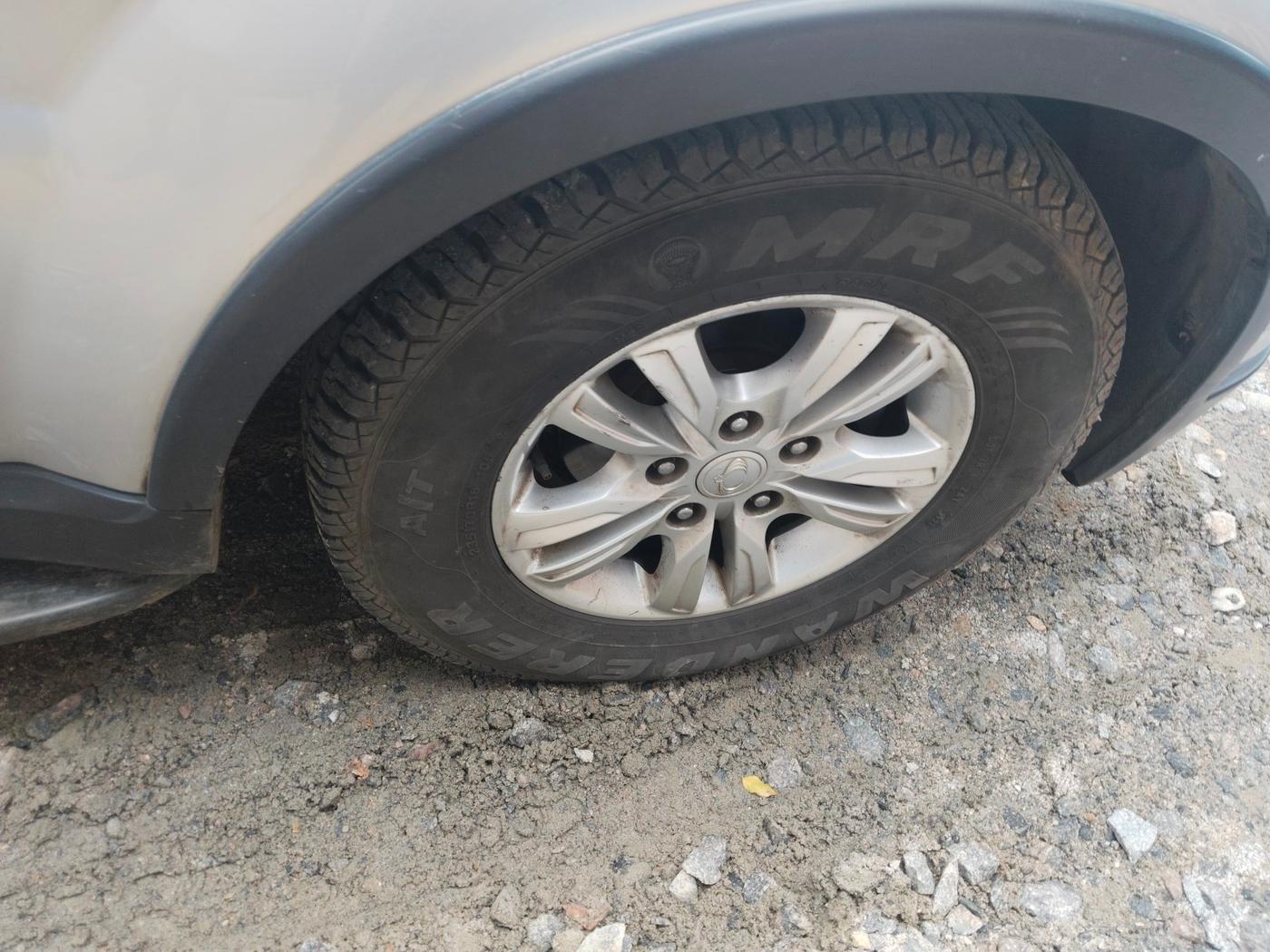 2013 Ssangyong Rexton RX7, Diesel, Automatic, 1,41,740 km, tyre