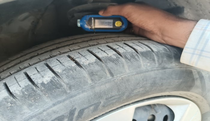 2022 Mahindra XUV300 W6 1.2 PETROL, Petrol, Manual, 17,874 km, tyre