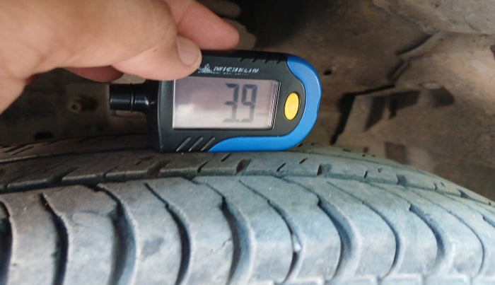 2011 Maruti Swift LXI, Petrol, Manual, 1,13,717 km, tyre