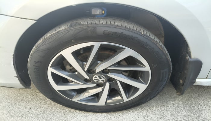 2015 Volkswagen Vento COMFORTLINE 1.5 AT, Diesel, Automatic, 1,21,280 km, tyre