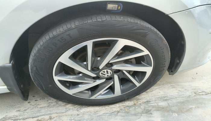 2015 Volkswagen Vento COMFORTLINE 1.5 AT, Diesel, Automatic, 1,21,280 km, tyre