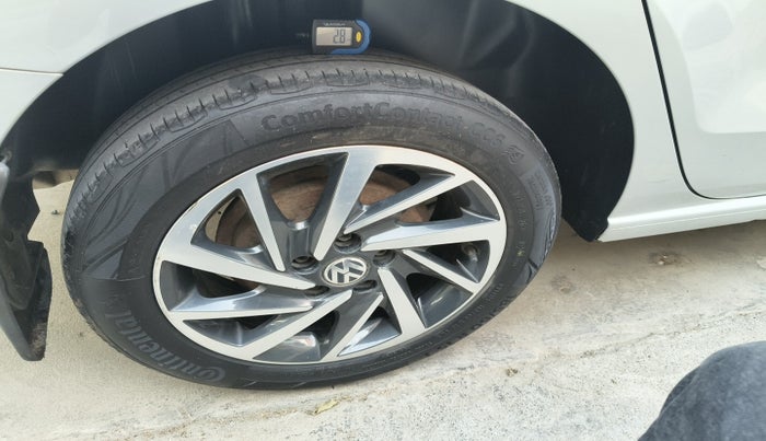 2015 Volkswagen Vento COMFORTLINE 1.5 AT, Diesel, Automatic, 1,21,280 km, tyre