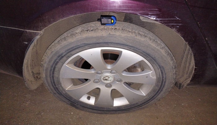 2011 Skoda Superb ELEGANCE 2.0 TDI CR AT, Diesel, Automatic, 1,29,325 km, tyre