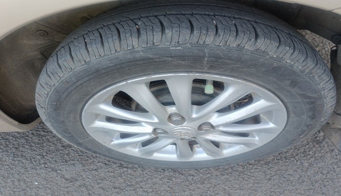 2011 Toyota Etios V, Petrol, Manual, 1,27,447 km, tyre