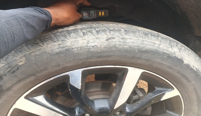 2018 Mahindra XUV500 W11, Diesel, Manual, 1,10,524 km, tyre